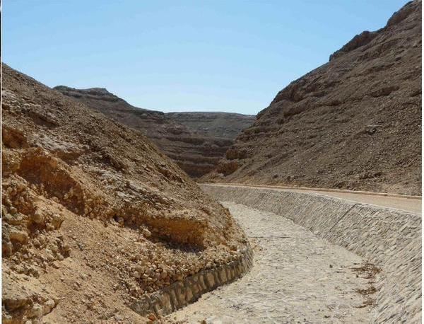 Drainage system in the royal wadi at Amarna, Anna Stevens.jpg